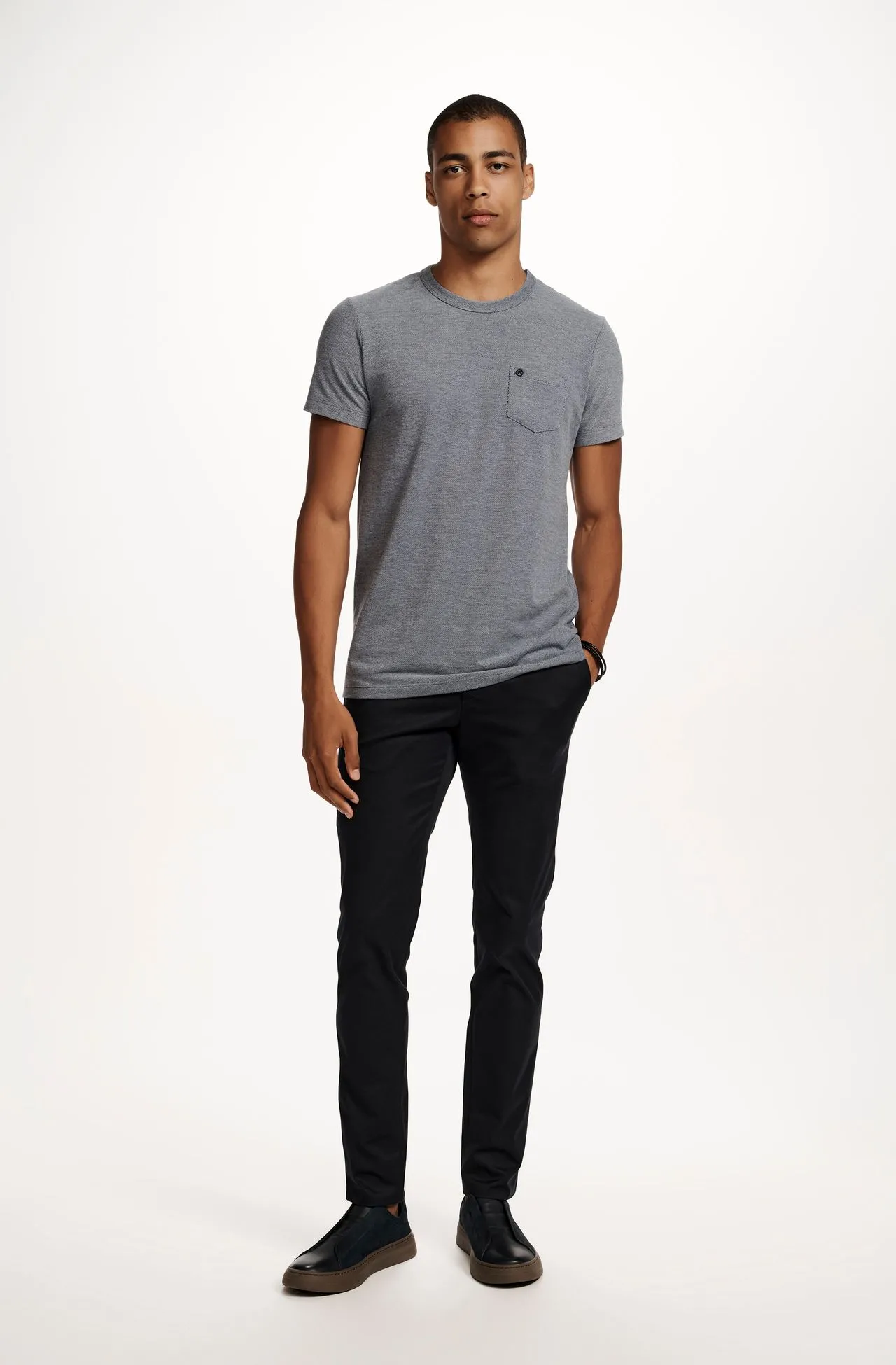 8350CCZ00096_575_1-T-SHIRT-MANGA-CURTA-GOLA-CARECA-PIQUET-COM-BOLSO-AZUL-1