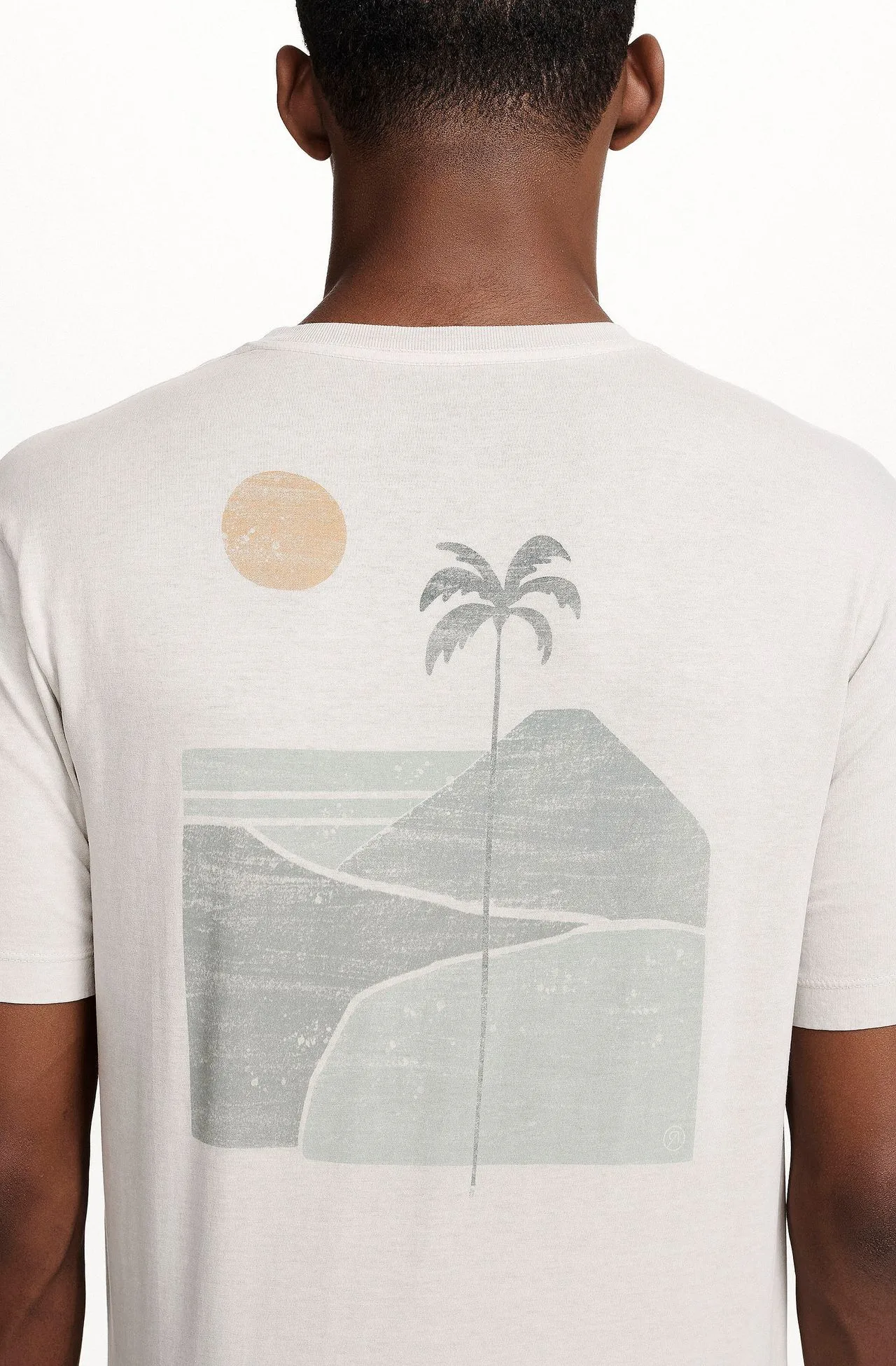 8353CCZ00247_425_1-T-SHIRT-MANGA-CURTA-ESTAMPA-GRAFICA-BEGE-1